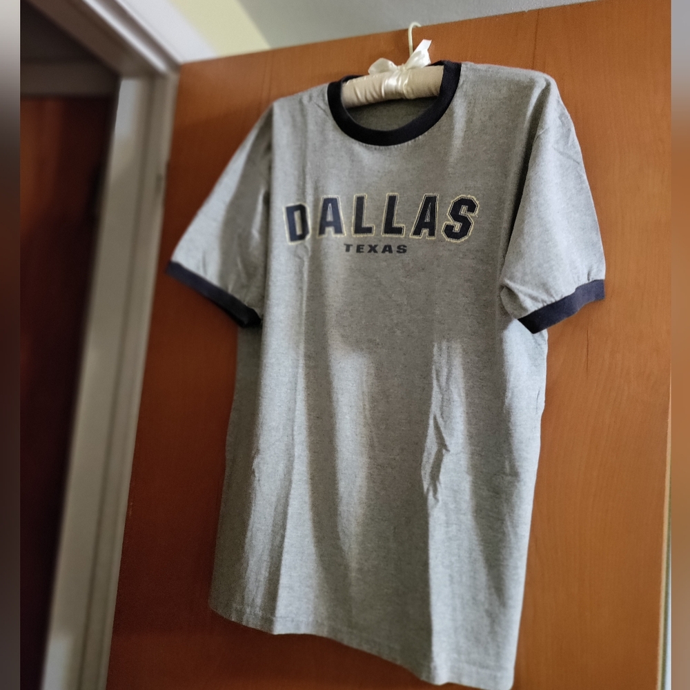 EUC Anvil Dallas gray Tee Large. Never worn.